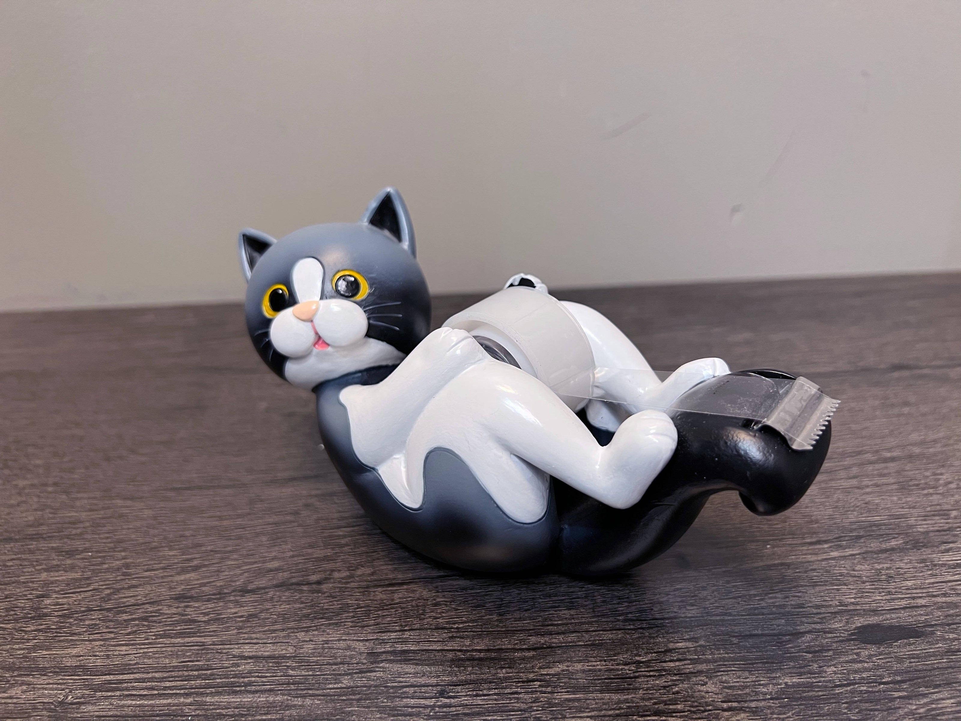 Purrfectly playful, this frisky feline is ready to play and is hardly stationary at all! There's always room for a kitty on your desktop, this one holds tape! Material: Polyresin, Metal, ABS Packaging: Color Box